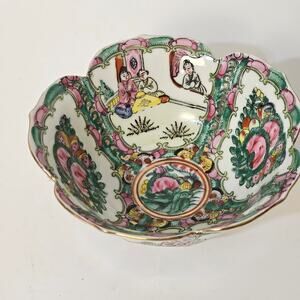 Antique Chinese  Famille Rose Porcelain Bowl Figural Scene Scalloped Gold Rim